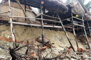 Du khách tiếc nuối khi các bãi biển du lịch tại Hội An dần biến mất