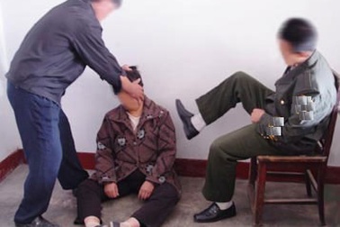 Hai cán bộ công an bị khởi tố về hành vi dùng nhục hình 