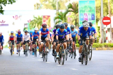 Nam sinh điều khiển xe máy phóng như bay trên đường đua của xe đạp