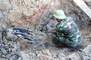 Quả bom nặng 230 kg nằm dưới ruộng lúa