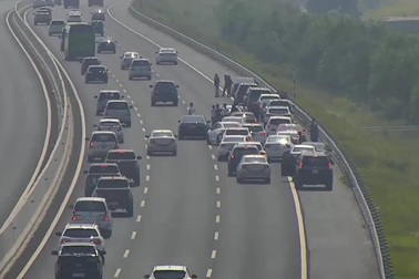 Gần 30 xe đám cưới dừng giữa đường cao tốc để chụp ảnh