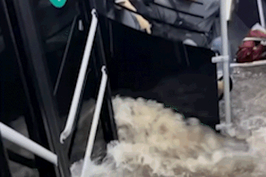 Biển nước và những cảnh tượng khó tin trong ngày Hà Nội ngập