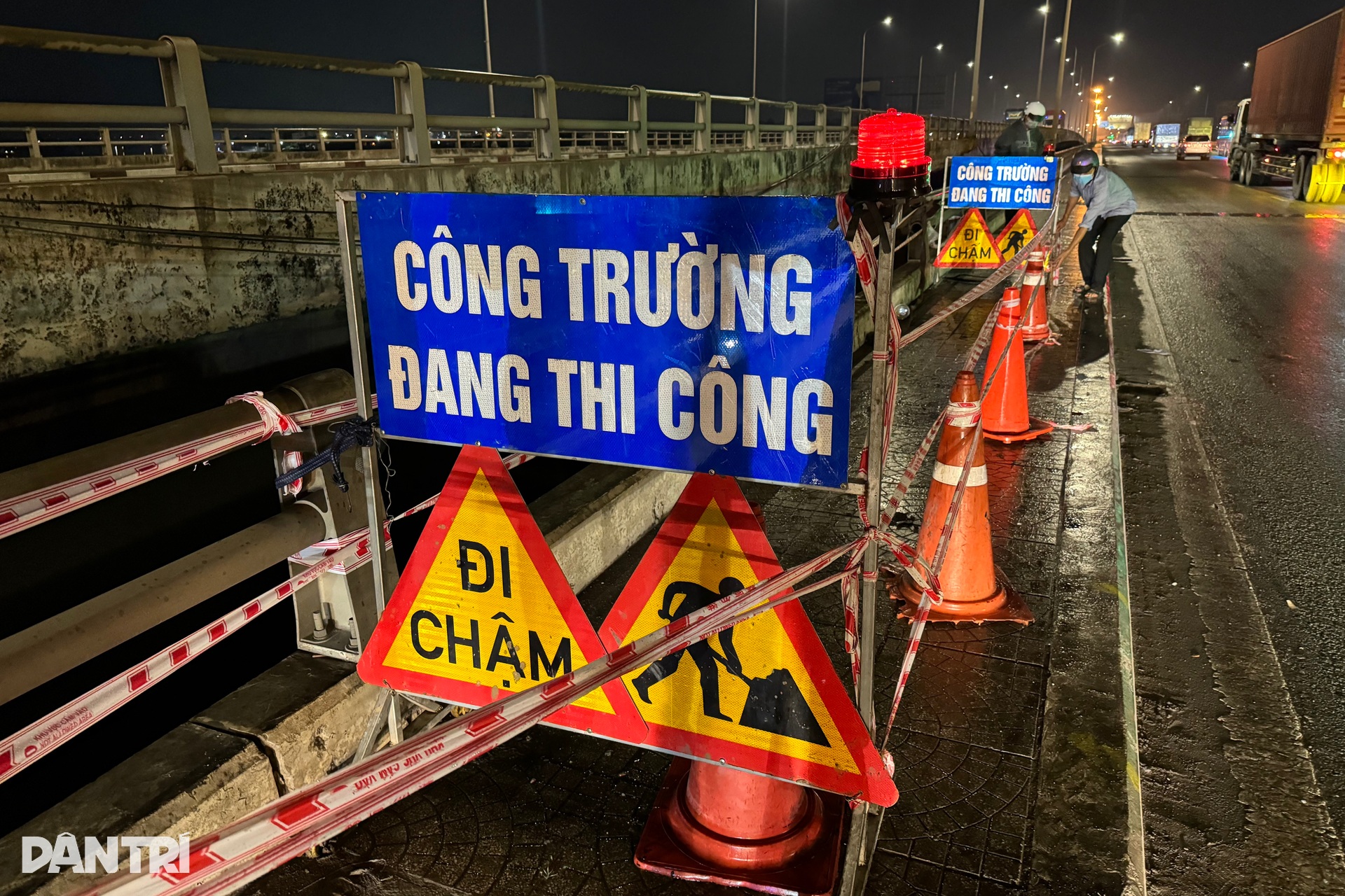 Nhóm thợ lặn trắng đêm dầm mình dưới sông trục vớt ô tô rơi cầu Đồng Nai - 12 Nhóm thợ lặn trắng đêm dầm mình dưới sông trục vớt ô tô rơi cầu Đồng Nai - 12