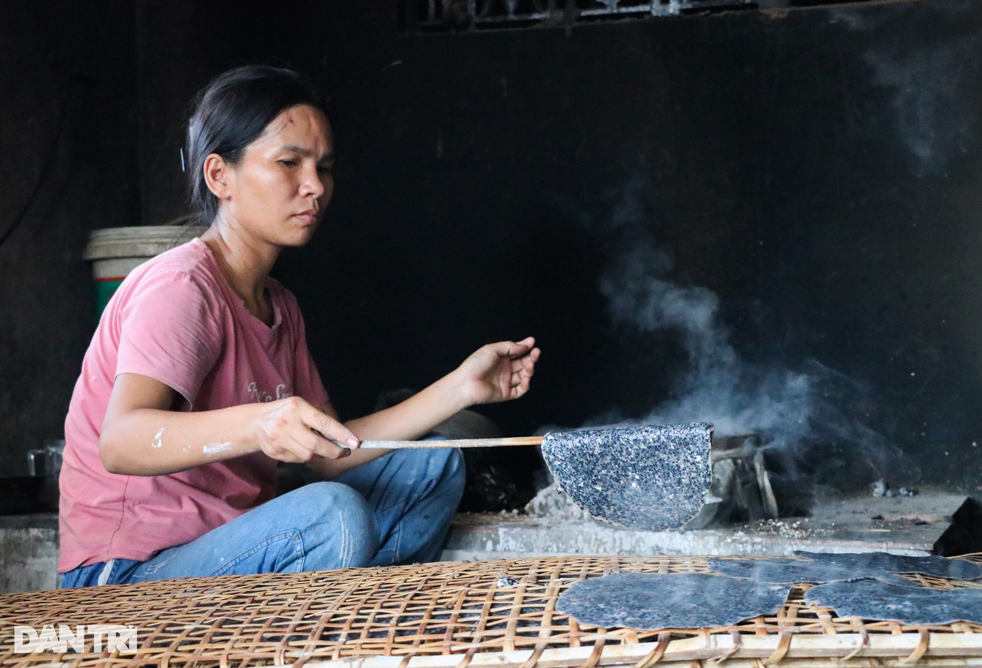 Where women heat the kitchen and dry in the sun to create cakes that bring in 4.5 billion VND per year - 5