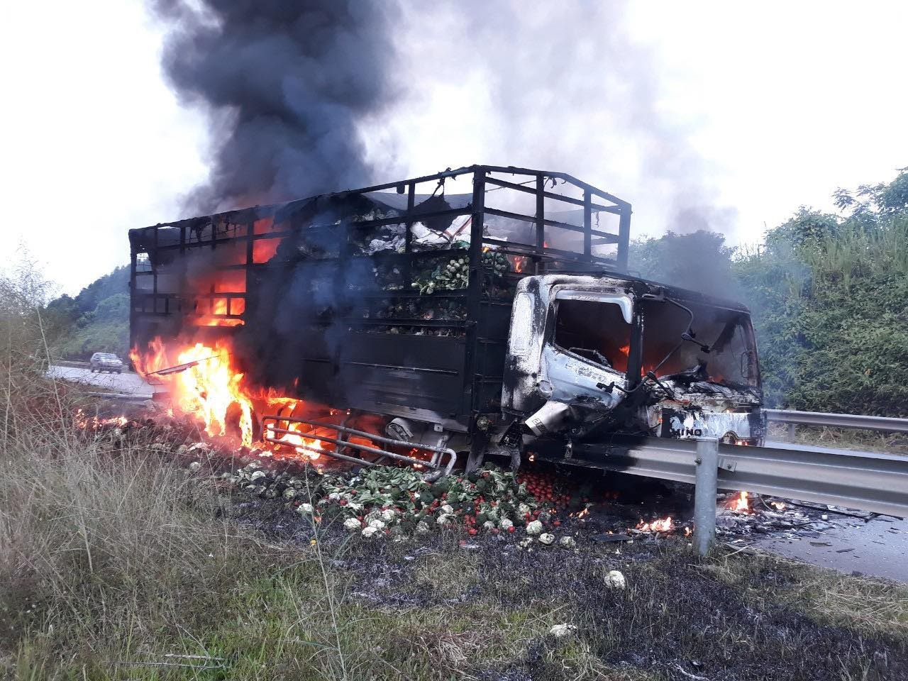 Ô tô tải bốc cháy ngùn ngụt trên cao tốc Nội Bài - Lào Cai - 1