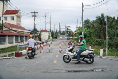 Người dân phải đi vòng 8km khi cây cầu ở TPHCM bị phong tỏa