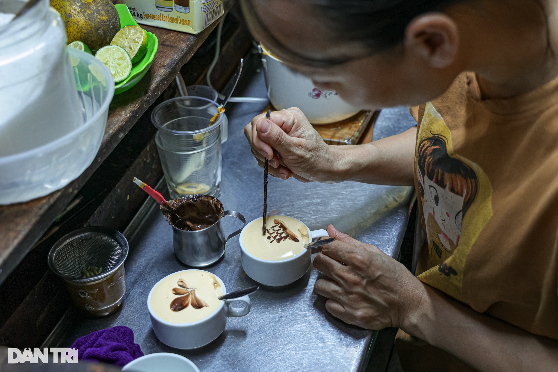 Hà Nội: Quán cà phê 30 năm, khách phải khom lưng, cúi mình vào uống - 4