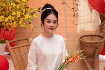 Dương Cẩm Lynh nền nã với áo dài xuân