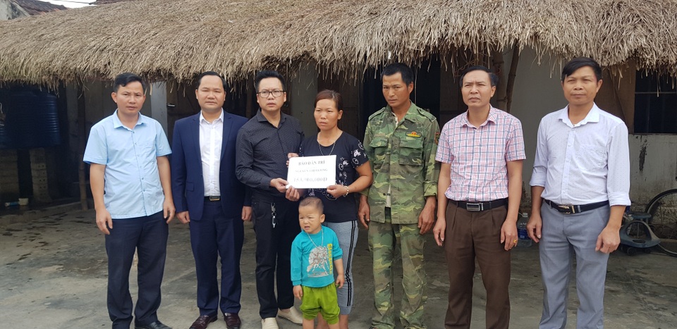 Bạn đọc giúp đỡ cậu bé chết dần trong căn nhà tàn số tiền 153 triệu đồng - 2 Bạn đọc giúp đỡ cậu bé chết dần trong căn nhà tàn số tiền 153 triệu đồng - 2