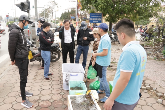 Hà Nội: Lấy mác giải cứu nông sản để chiếm vỉa hè nhiều tuyến phố - 23 Hà Nội: Lấy mác giải cứu nông sản để chiếm vỉa hè nhiều tuyến phố - 23