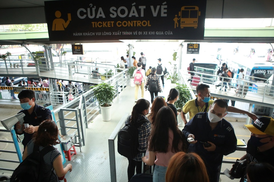 Bến xe đông nghịt người mua vé về quê nghỉ lễ 30/4 - 1/5 - 3 Bến xe đông nghịt người mua vé về quê nghỉ lễ 30/4 - 1/5 - 3