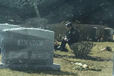 Người bí ẩn thăm mộ con trai ông Biden giữa lúc tân tổng thống nhậm chức