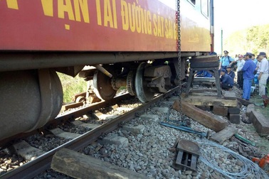 Tàu SE8 trật bánh ở Bình Thuận, đường sắt Bắc-Nam tê liệt