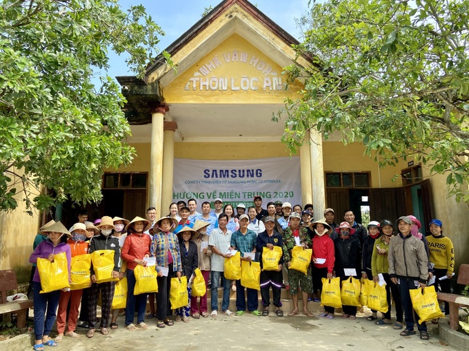 Samsung Việt Nam ủng hộ 5 tỷ đồng cho các tỉnh miền Trung bị ảnh hưởng bởi lũ lụt - Ảnh 2. Samsung Việt Nam ủng hộ 5 tỷ đồng cho các tỉnh miền Trung bị ảnh hưởng bởi lũ lụt - Ảnh 2.