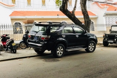 Xử phạt xe biển xanh đậu ngược chiều trên đường