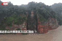 Cảnh nước lũ dâng tới chân tượng Phật khổng lồ