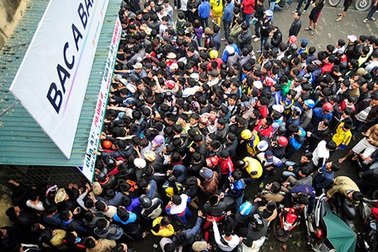 Cơn sốt vé ở sân Vinh lên đỉnh điểm, nhiều cầu thủ phải tắt máy