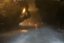 Đội mưa bão giúp người bị nạn, 2 người đi ô tô được cộng đồng tán thưởng