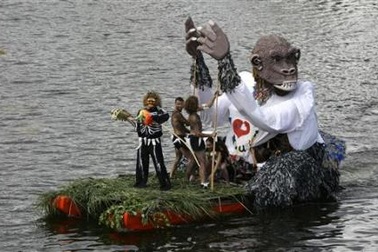 Chùm ảnh: Thi bơi “thuyền” không động cơ độc đáo