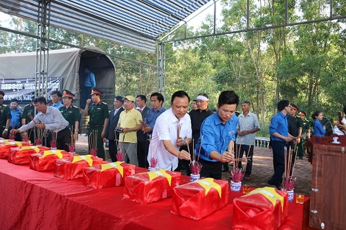 Đông đảo cán bộ, chiến sĩ nhân dân đến nghãi trang Nầm thắp hương cho các liệt sĩ