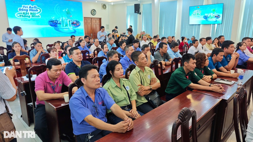TPHCM vinh danh 30 tài xế, nhân viên xe buýt tiêu biểu - 1 TPHCM vinh danh 30 tài xế, nhân viên xe buýt tiêu biểu - 1