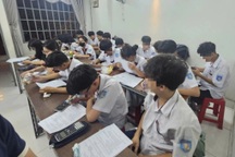 Nữ giáo viên ở TPHCM mất ngủ cả đêm, chờ hướng dẫn dạy thêm học thêm