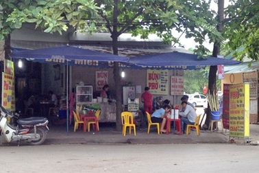 Cơm “băm”, bún “chém" sau bến xe Giáp Bát