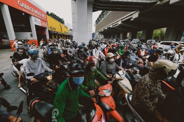 Không ngại xe điện, cư dân lo chung cư không cho sạc xe qua đêm