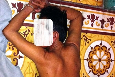 Khỏa thân phá đám cưới vì... không được mời