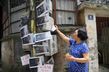 Chuyện lạ: Người đổ rác trộm bị "treo ảnh", dán đầy trên cột điện ở Hà Nội