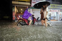 Mưa kéo dài, nhiều tuyến phố Hà Nội ngập sâu