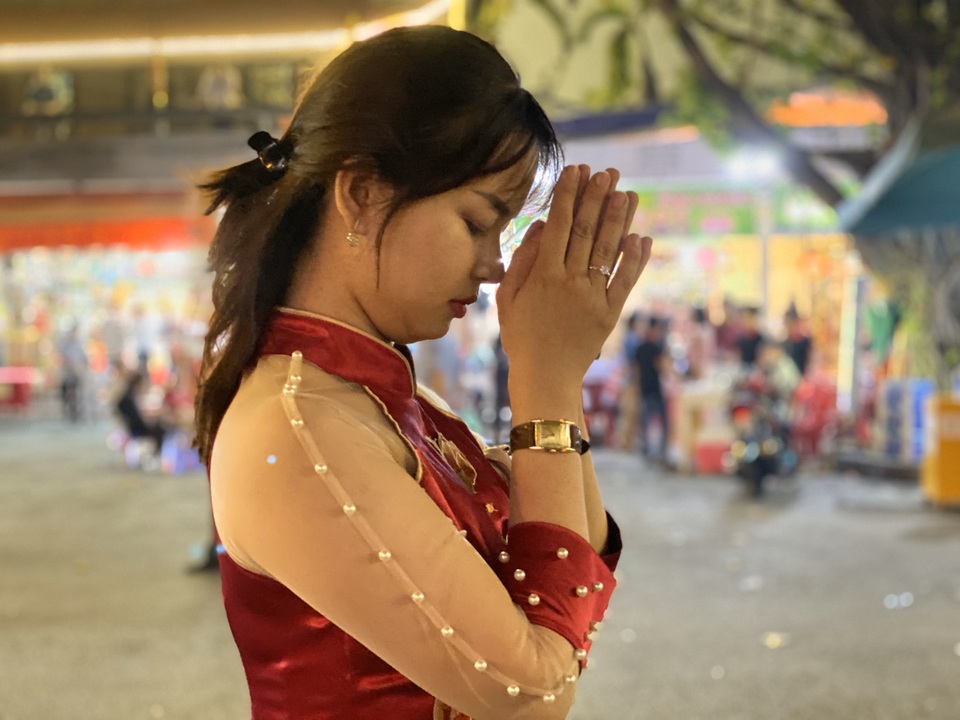Sau giao thừa, nhiều người đi chùa cầu bình an - 11 Sau giao thừa, nhiều người đi chùa cầu bình an - 11