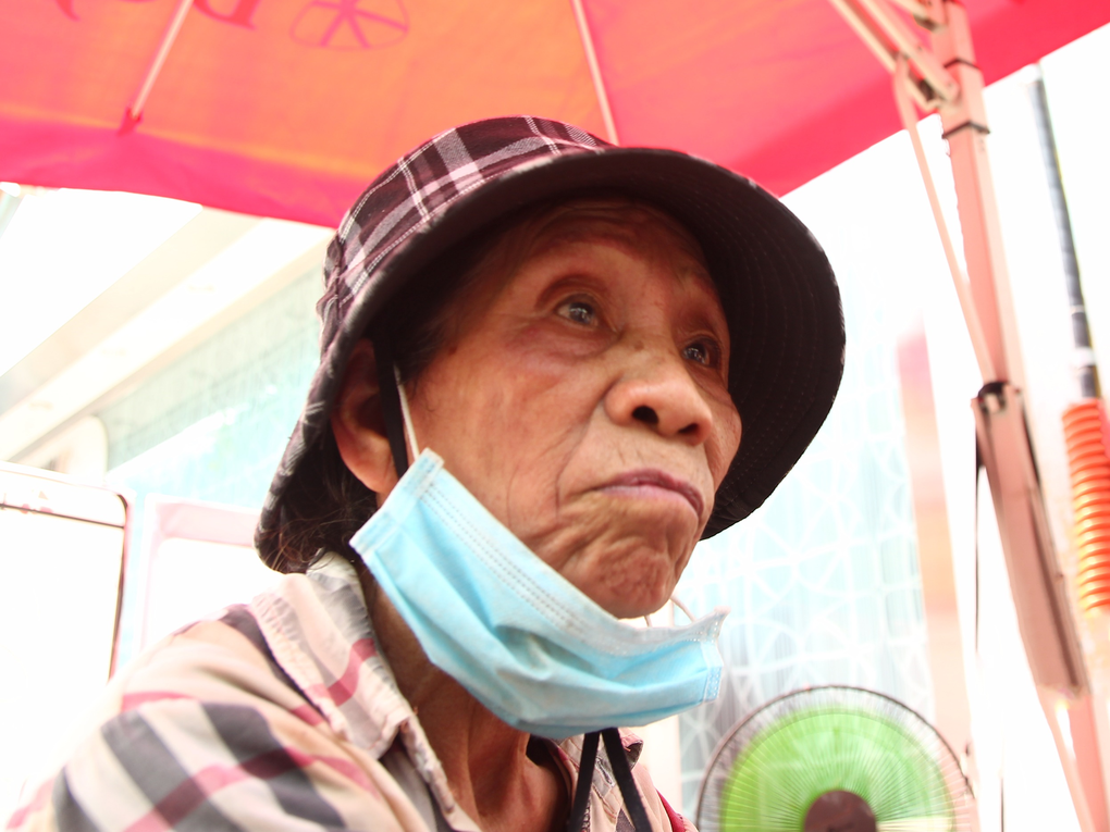 Hà Nội: Phận người mấy mươi năm tha hương, bám víu đường phố mưu sinh - 1 Hà Nội: Phận người mấy mươi năm tha hương, bám víu đường phố mưu sinh - 1