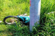 Nam công nhân chết thảm sau khi tông cột điện