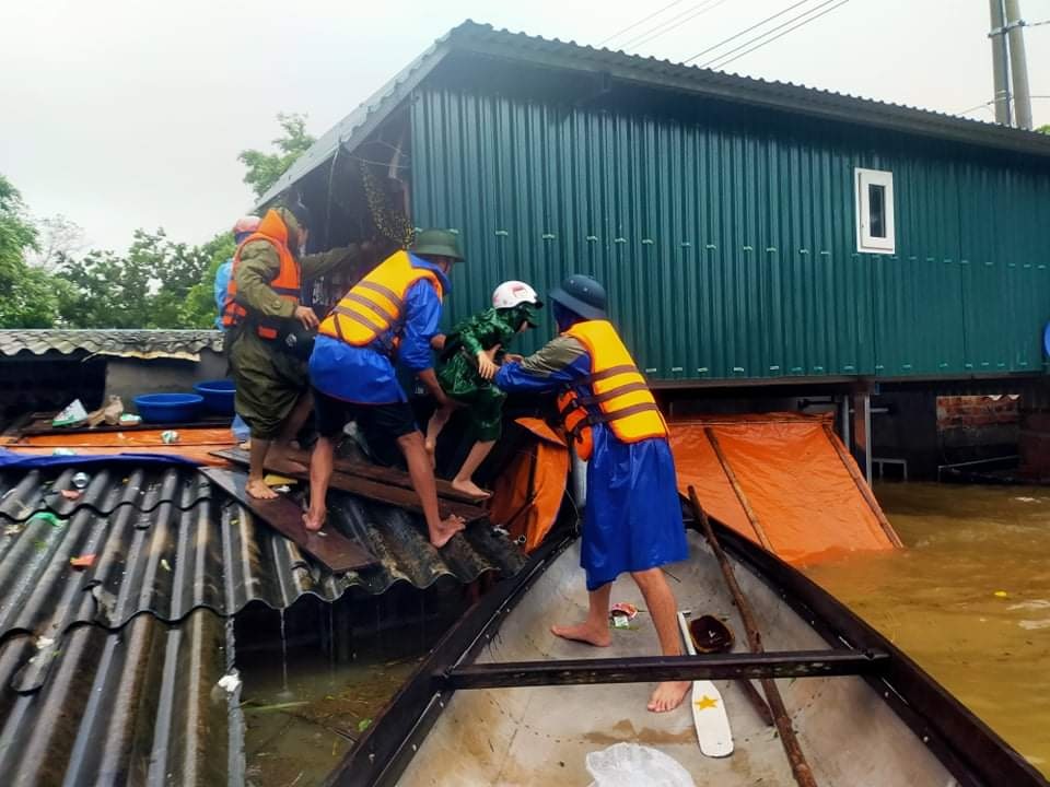 Lũ nhấn chìm làng mạc, hàng ngàn người hoảng loạn chạy lũ trong đêm - 2 Lũ nhấn chìm làng mạc, hàng ngàn người hoảng loạn chạy lũ trong đêm - 2