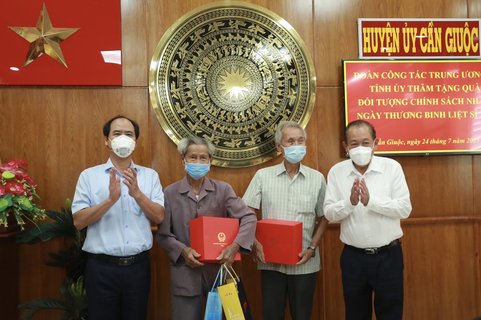 Phó Thủ tướng: Dù dịch bệnh nhưng cần chăm lo tốt các gia đình chính sách - 8 Phó Thủ tướng: Dù dịch bệnh nhưng cần chăm lo tốt các gia đình chính sách - 8