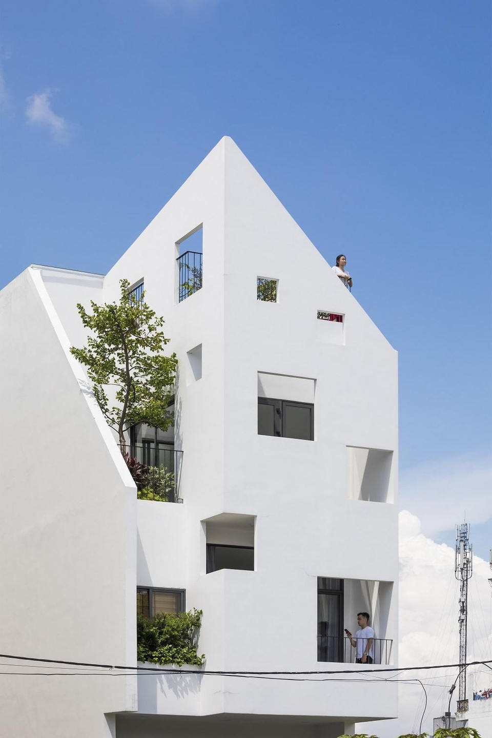 Khám phá bí mật đằng sau ngôi nhà có nhiều cửa sổ ở Sài Gòn - 4