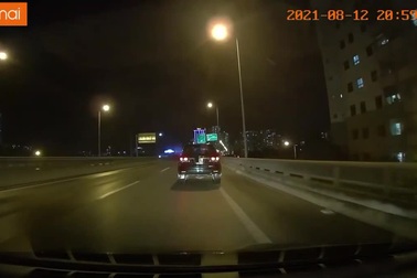 Đường rộng và thoáng, ô tô bất ngờ loạng choạng rồi đâm vào xe đằng trước