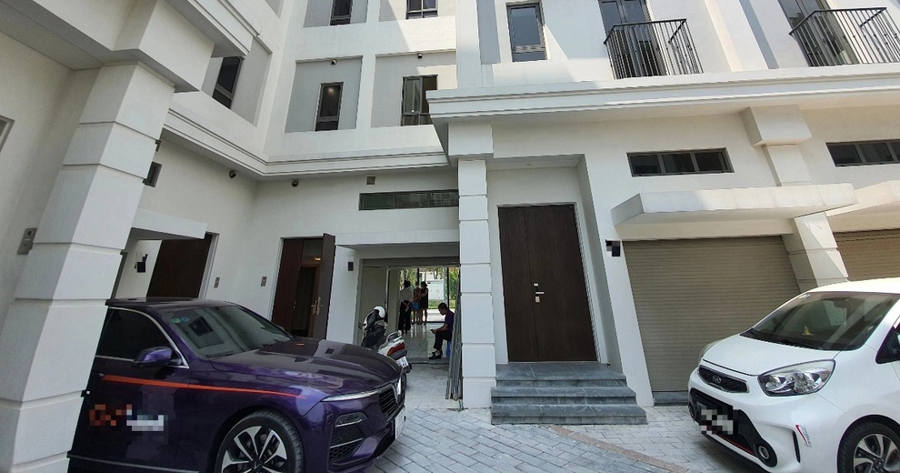 Thêm biệt thự hơn chục tỷ đồng tại The Manor Center Park thấm nước - 7 Thêm biệt thự hơn chục tỷ đồng tại The Manor Center Park thấm nước - 7
