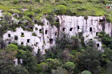 Nghĩa trang cổ đại với hàng nghìn ngôi mộ trên vách đá dựng đứng như tổ ong