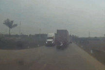 Xe container lao xuống ruộng vì tránh cô gái sang đường ẩu