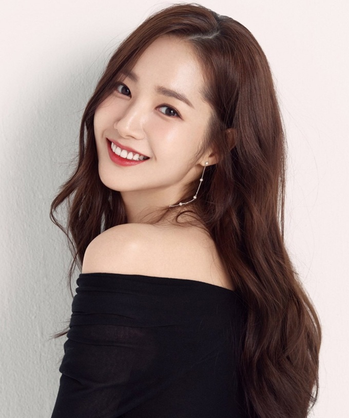 Chia sẻ về bí quyết của mình, Park Min Young cho biết, cô thường xuyên sử dụng mặt nạ sữa tươi và chanh để bổ sung độ ẩm, tăng cường hiệu quả làm trắng da.