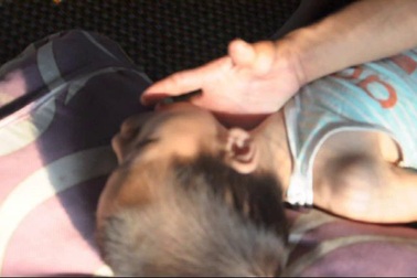 Lời cầu cứu của 2 đứa con tàn tật có tiền cho bố đi chữa bệnh.