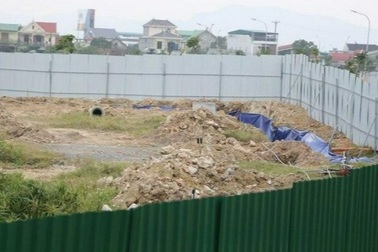 Leo thang tre kiểm tra hiện trường, phó chi cục môi trường bị ngã gãy chân