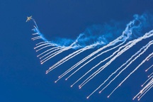 "Hổ mang chúa" SU-30MK2 bắn gần 200 quả đạn nhiễu rực sáng bầu trời TPHCM