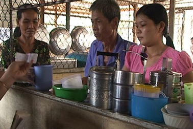 Thấy người đói rách thì nhường áo cơm…