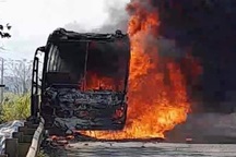 Xe khách bốc cháy ngùn ngụt trên đường Hồ Chí Minh