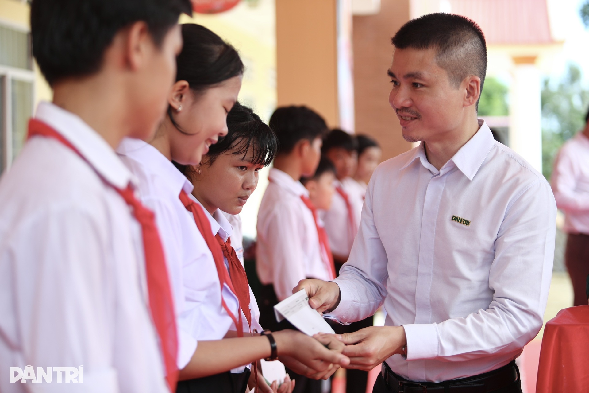 Trao 500 thẻ bảo hiểm y tế đến học sinh vùng biên giới Đồng Tháp - 8 Trao 500 thẻ bảo hiểm y tế đến học sinh vùng biên giới Đồng Tháp - 8