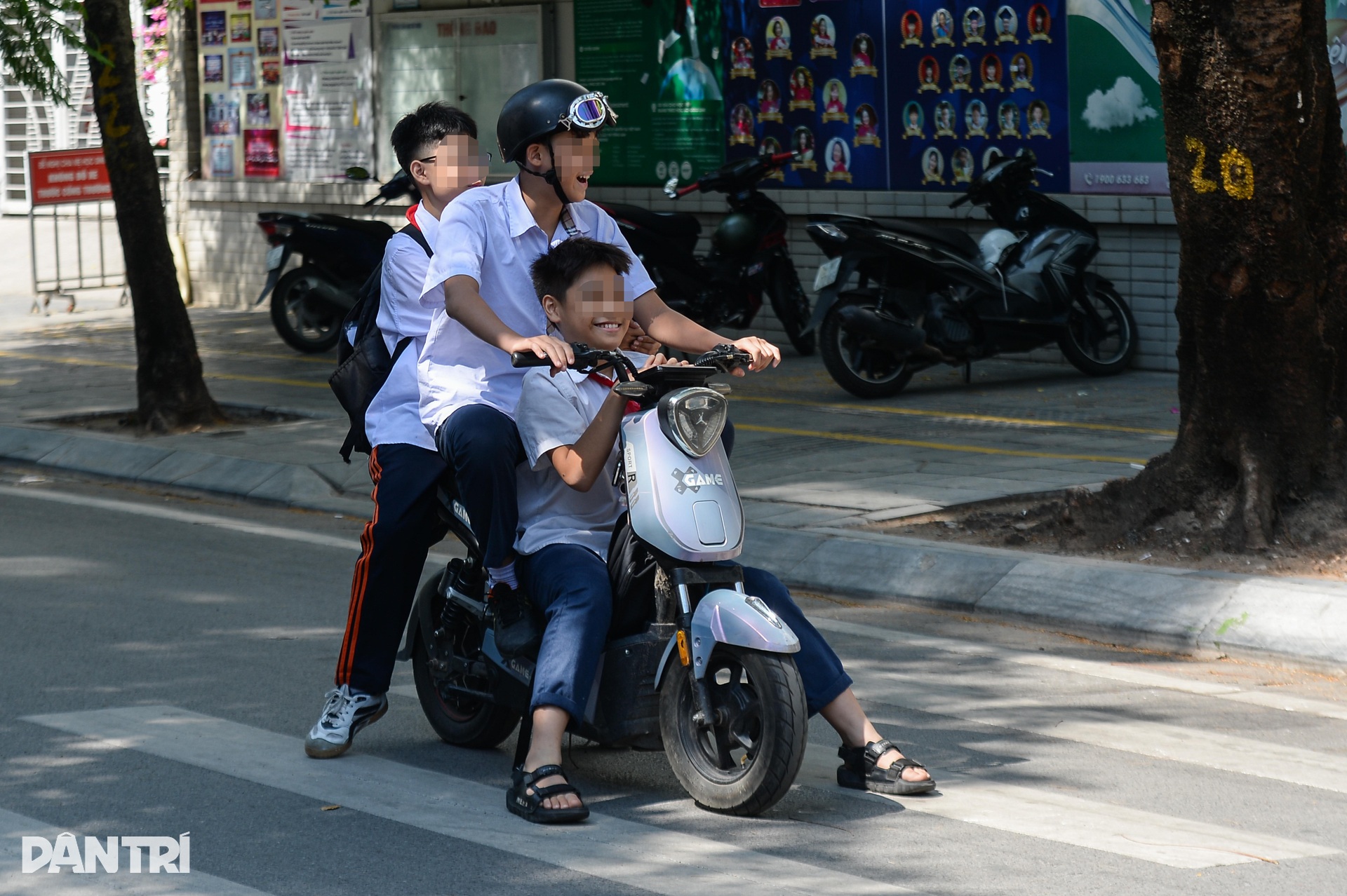 Nhan nhản học sinh, sinh viên vi phạm luật giao thông ở Hà Nội - 5 Nhan nhản học sinh, sinh viên vi phạm luật giao thông ở Hà Nội - 5