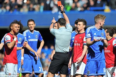 Sai lầm hy hữu: Trọng tài đuổi nhầm Kieran Gibbs